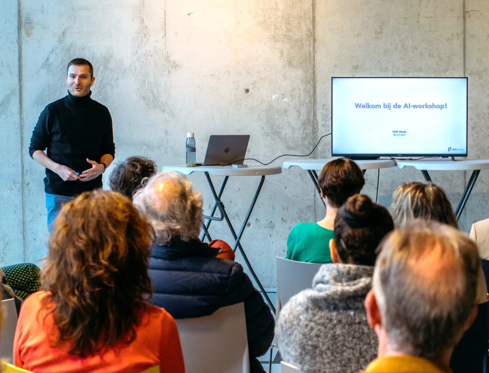 Roy geeft een AI-training aan een groep groenprofessionals