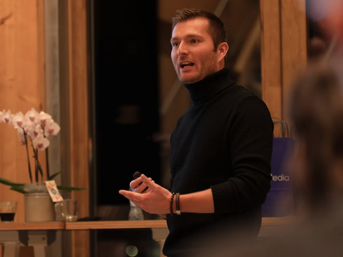 Roy geeft een AI-training aan een groep groenprofessionals